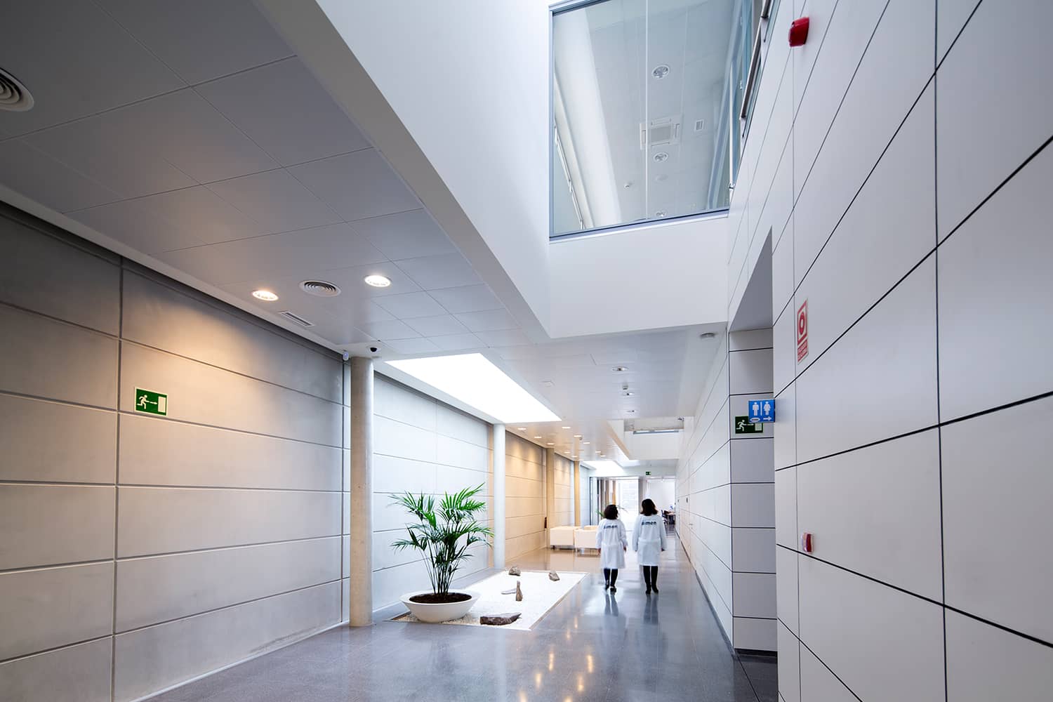 Ingenieros caminando por instalaciones de AIMEN