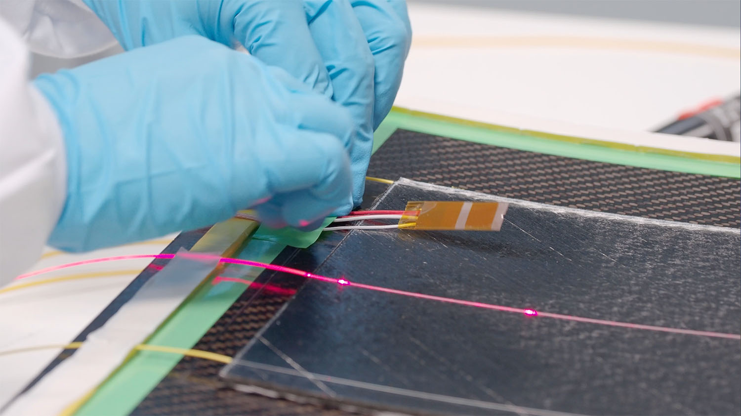 Cientifico manipulando chip electronico