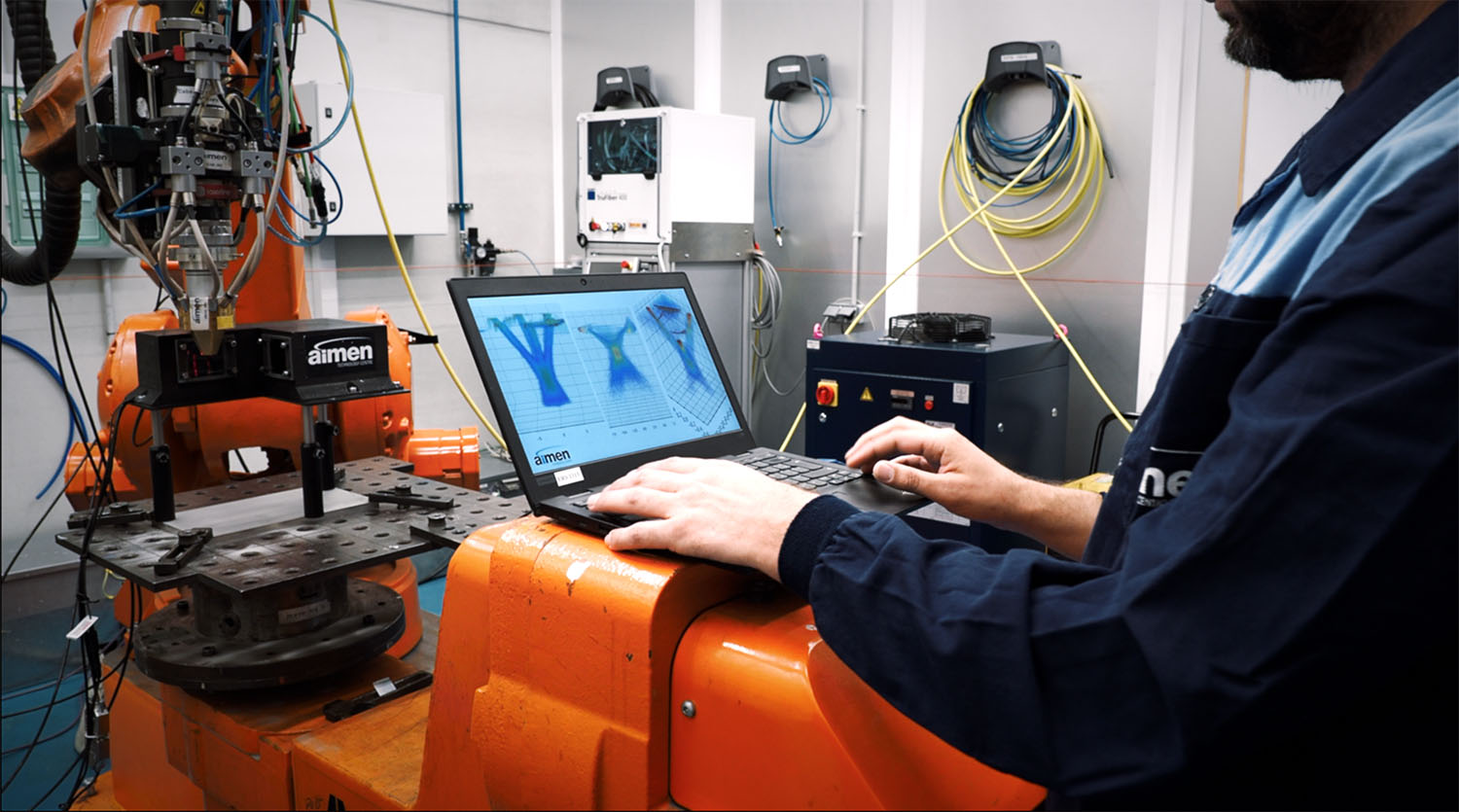 trabajador analizando datos