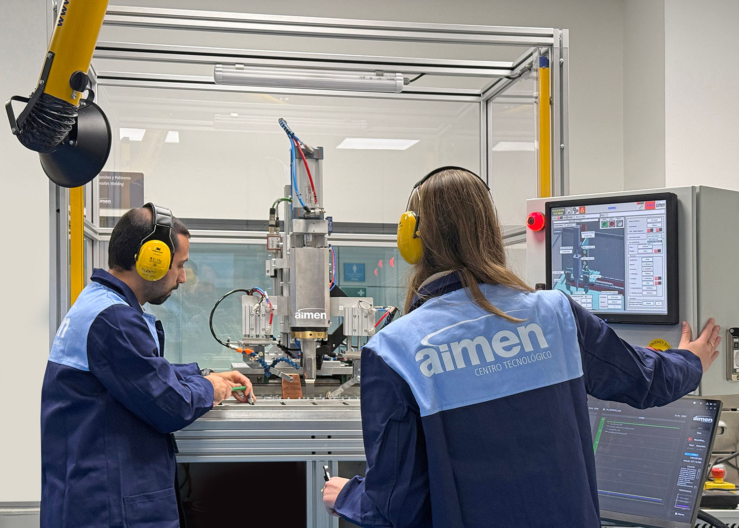 Dos trabajadores soldando materiales no metálicoss