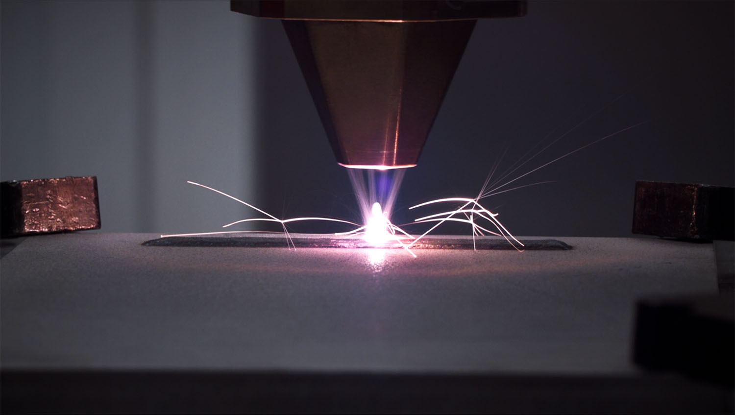 Maquina soldando materiales