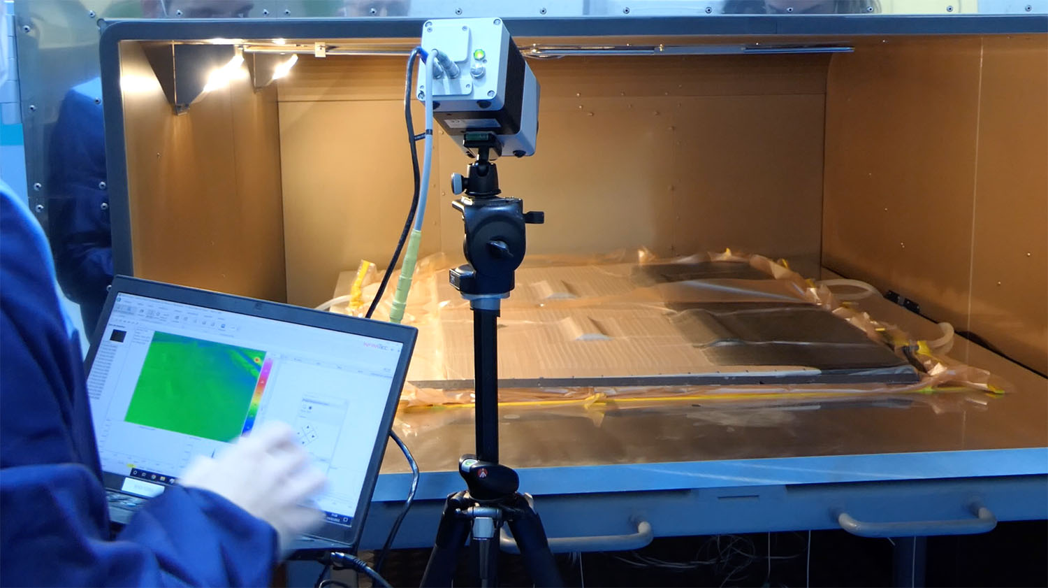 Trabajador analizando materiales poliméricos y composites